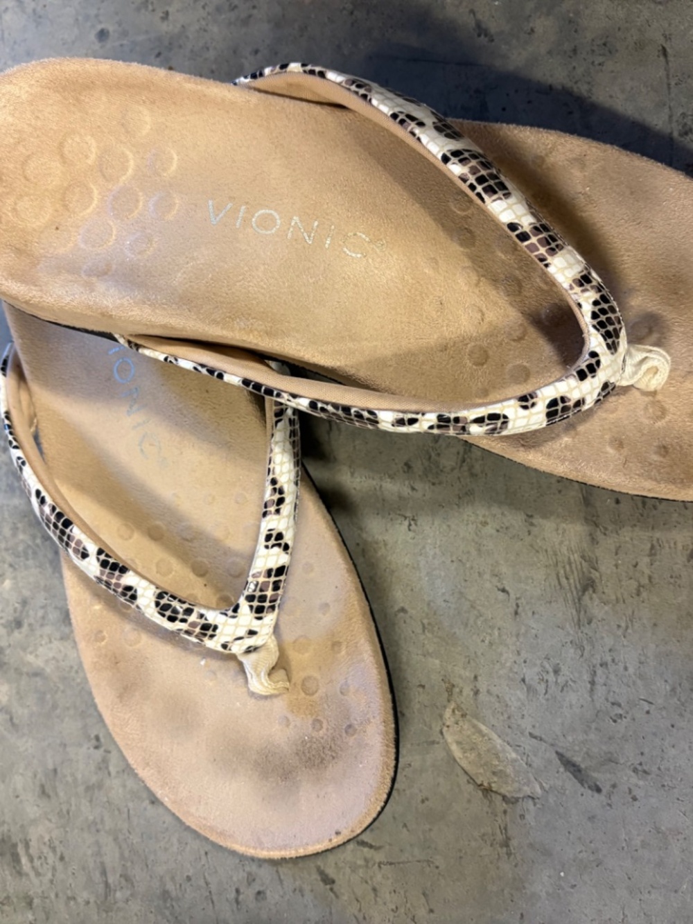 Vionic Dillon Snake Toe Post Sandal White Leopard